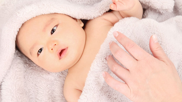 Trẻ 3 tháng bị méo đầu có tròn lại được không? Các biện pháp hỗ trợ 