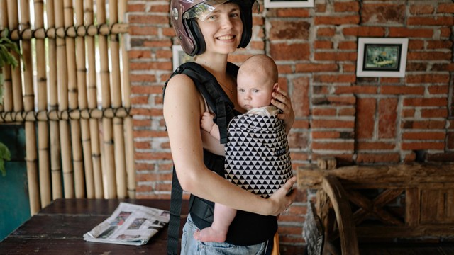 Trẻ 4 tháng ngồi địu được chưa? Một số lưu ý khi ba mẹ sử dụng địu