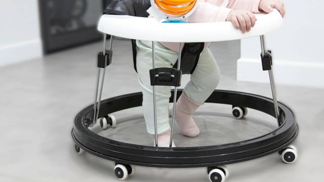 Trẻ 6 tháng ngồi xe tập đi được không và những điều cha mẹ cần biết