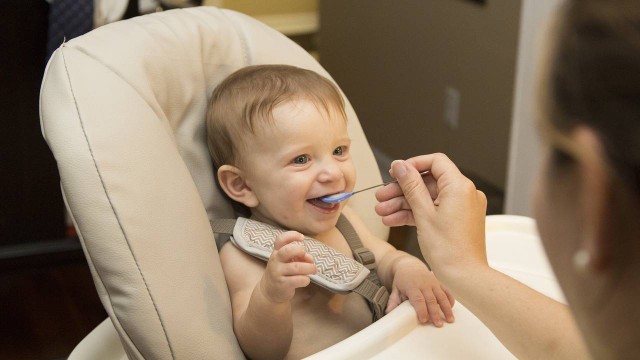 Trẻ 8 tháng bị táo bón nên ăn gì? Gợi ý món ăn giúp cải thiện táo bón ở trẻ 