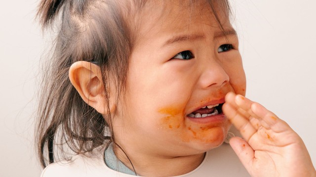 Trẻ bị hóc xương cá phải làm sao? Những sai lầm cha mẹ cần tránh