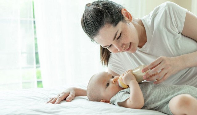 Trẻ bị ọc sữa có nên cho bú lại​ ngay hay không?
