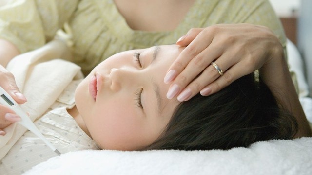 Trẻ bị sốt nổi nốt đỏ như muỗi đốt​: Nguyên nhân và cách xử trí