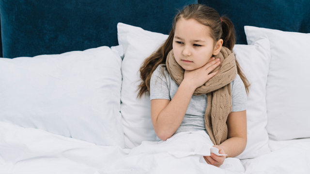 Trẻ bị viêm họng có tự khỏi không?