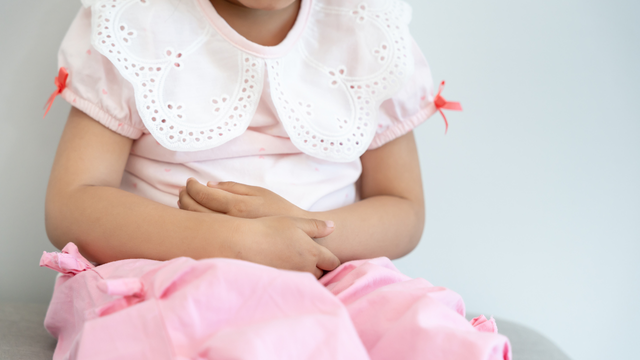 Trẻ đi ngoài mùi trứng thối là dấu hiệu gì? Có nguy hiểm không?