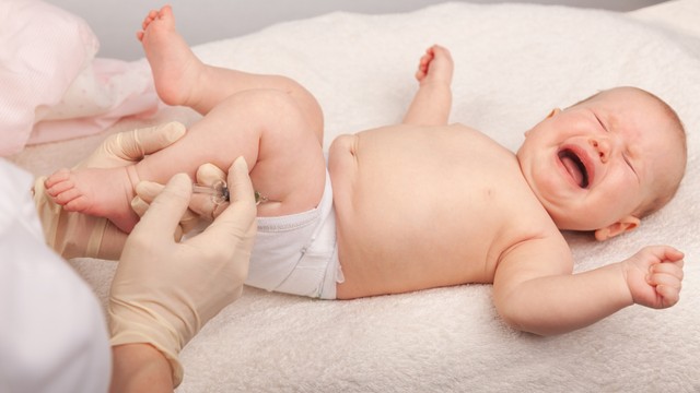 Cha mẹ có biết trẻ đi tướt mọc răng có tiêm phòng được không?