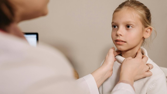 Trẻ hóc xương cá ở cổ họng phải làm sao và biện pháp phòng ngừa?