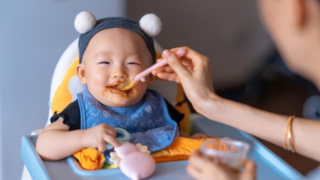 Trẻ mấy tháng thì chuyển từ ăn bột sang ăn cháo? Lưu ý quan trọng mẹ cần biết