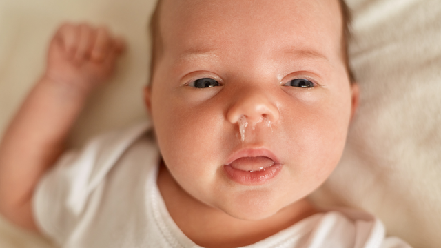 Trẻ sơ sinh bị sổ mũi, thở khò khè: Dấu hiệu nguy hiểm và cách xử trí 