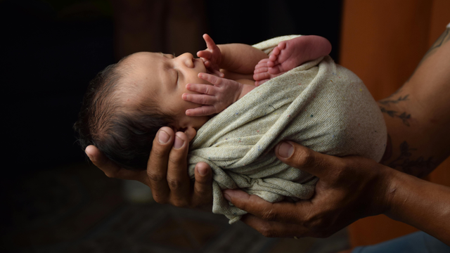 Trẻ sơ sinh bị táo bón: Nguyên nhân, dấu hiệu và cách xử lý an toàn cho bé