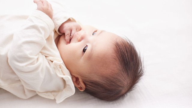 Trẻ sơ sinh mút tay có tốt không? Nguyên nhân và cách xử lý