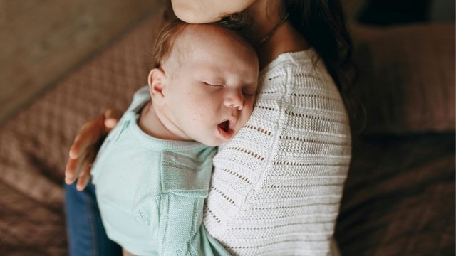 Vì sao trẻ sơ sinh nôn ra dịch vàng? Có nguy hiểm không?