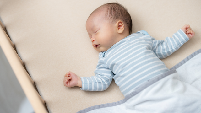 Trẻ sơ sinh thở khò khè và hay vặn mình: Nguyên nhân và cách xử trí