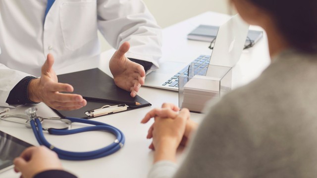 Tìm hiểu nguyên nhân trẻ sốt đầu nóng người mát và cách xử lý hiệu quả