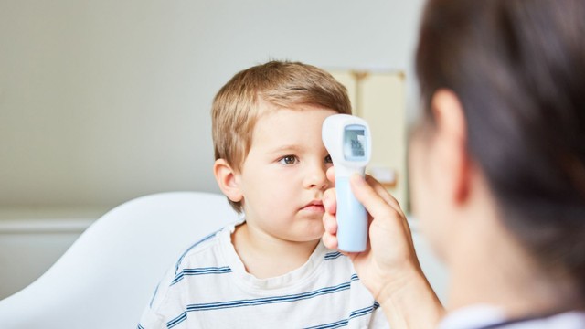 Ba mẹ cần làm gì khi trẻ sốt không rõ nguyên nhân?
