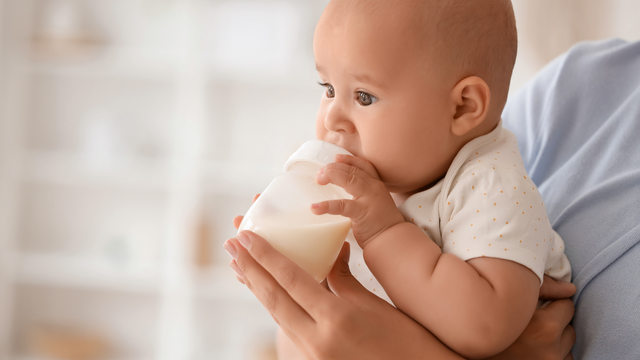 Trẻ uống sữa công thức đi ngoài màu vàng lỏng là do đâu? Cách xử trí khi trẻ đi ngoài phân lỏng 