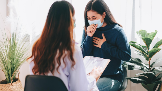 Triệu chứng sốt viêm họng ở người lớn
