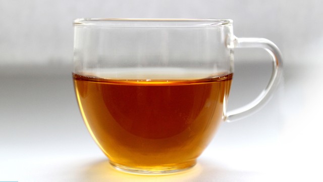 Tụt huyết áp có nên uống trà đường? Vì sao không nên lạm dụng?