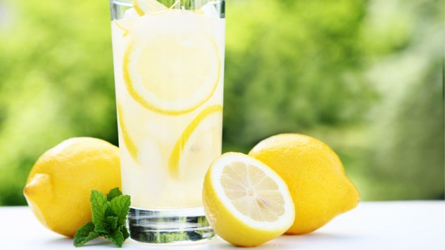 Uống nước chanh có giảm cân không? Những điều bạn cần biết trước khi áp dụng