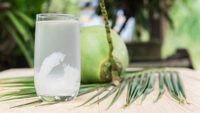 Uống nước dừa có giảm cân không? Cách uống đúng để hỗ trợ kiểm soát cân nặng