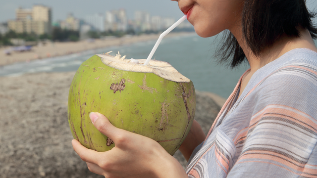 Uống nước dừa trị tiểu buốt như thế nào? Những lưu ý cần biết