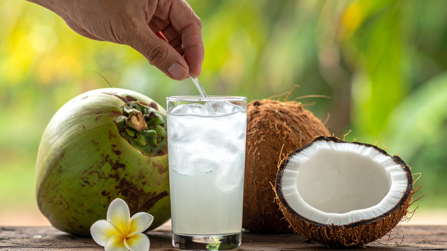 Uống nước dừa trước khi ăn sáng có tốt không? Có nên uống hàng ngày không?