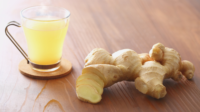 Uống nước gừng ấm mỗi ngày có tốt không? Ai nên hạn chế uống?