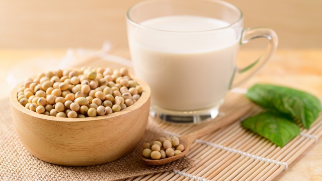 Uống sữa đậu nành có tăng vòng 1 không? Sự thật bạn nên biết trước khi áp dụng