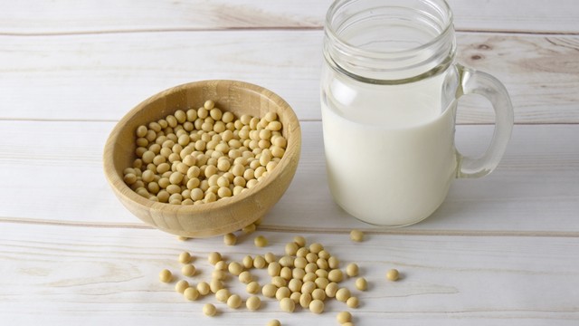 Uống sữa đậu nành mỗi sáng có tốt không? Sữa đậu nành có công dụng gì?