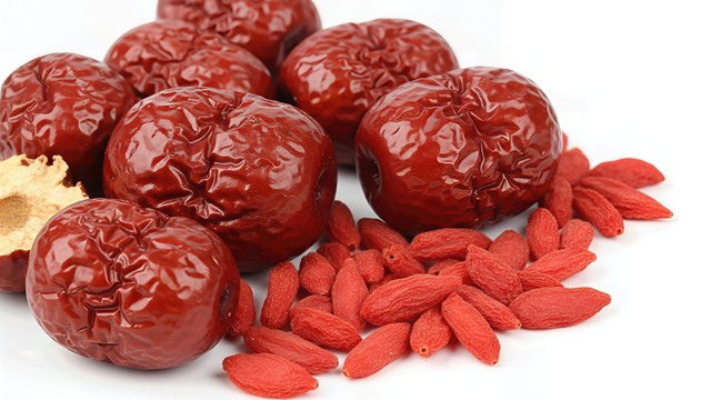 Uống táo đỏ kỷ tử hàng ngày có tốt không? Những lưu ý khi sử dụng