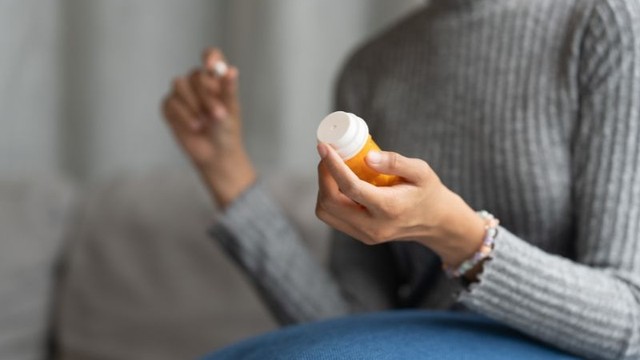 Uống thuốc hạ sốt cách nhau bao lâu là an toàn? Những lưu ý cha mẹ cần biết