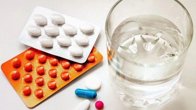 Uống thuốc trước khi tiêm vắc xin có sao không? Những lưu ý quan trọng