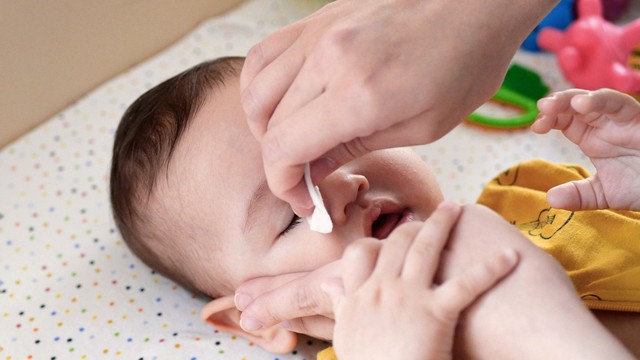 Vệ sinh mắt cho bé đúng cách: Hướng dẫn an toàn cho cha mẹ