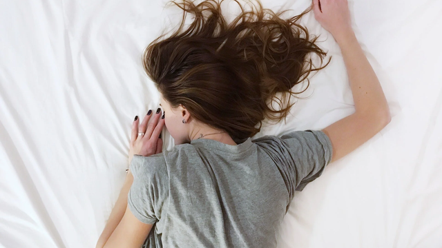 Tim đập nhanh khi ngủ là do đâu? Những điều bạn cần biết