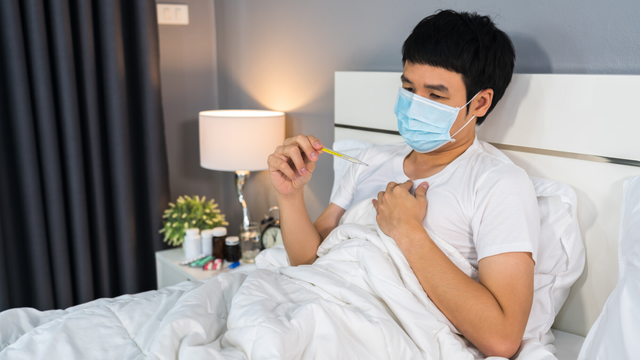 Viêm phổi có sốt không? Những điều cần biết về triệu chứng sốt khi bị viêm phổi