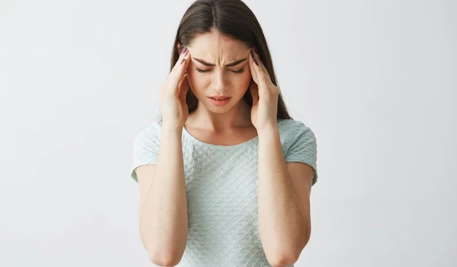 Đau đầu kinh niên là gì? Nguyên nhân, dấu hiệu và cách phòng ngừa