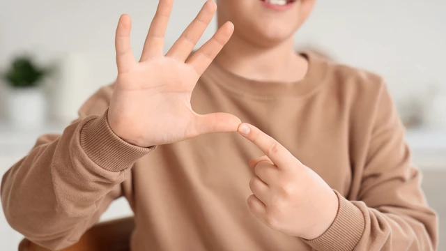 Bệnh câm điếc bẩm sinh có chữa được không và nguyên nhân gây bệnh? 