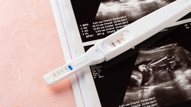 Quan hệ ra máu trước ngày kinh có thai không và khi nào cần đi khám?