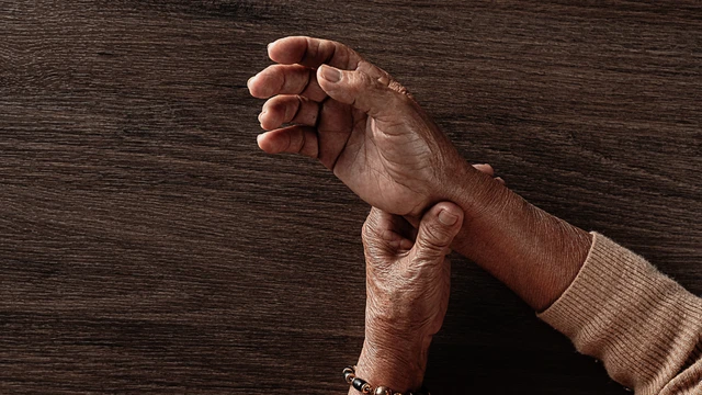 Bệnh Parkinson có mấy giai đoạn? Cách theo dõi và chăm sóc người bệnh