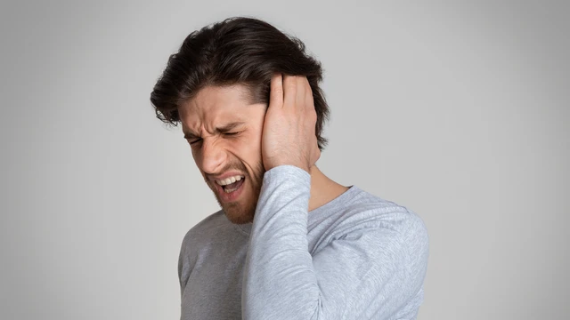 Ù tai phải nam có nguy hiểm không? Cần làm gì để hạn chế tình trạng này?