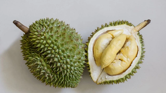 Ăn sầu riêng uống trà sữa có sao không? Những ai nên hạn chế ăn sầu riêng uống trà sữa?