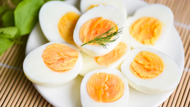 Ăn trứng gà luộc có tác dụng gì? Lưu ý quan trọng cho sức khỏe
