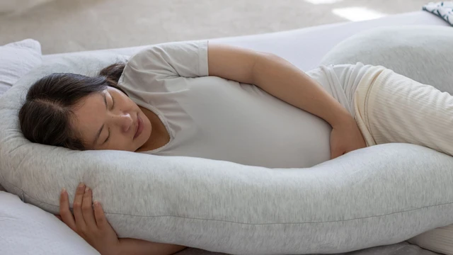 Bà bầu có nên gối cao đầu khi ngủ? Cách lựa chọn gối và tư thế ngủ phù hợp cho bà bầu