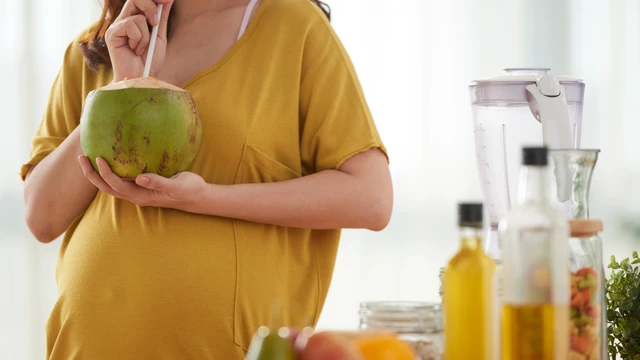 Bà bầu huyết áp thấp có nên uống nước dừa không?