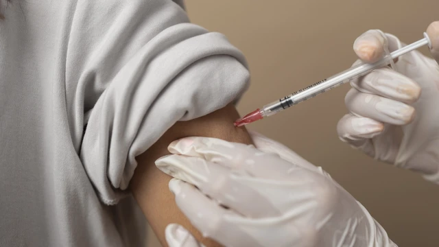 Bà bầu tiêm uốn ván bị nhức tay có sao không? Cách giảm đau