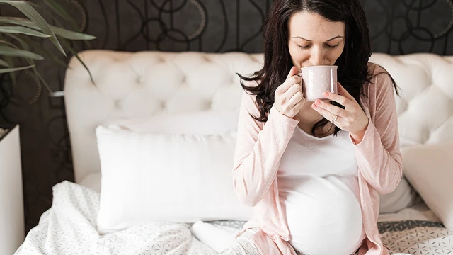Bà bầu uống trà ô long được không? Những lưu ý mẹ bầu cần biết