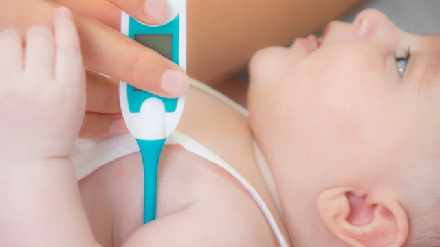 Bé bị sốt nhưng vẫn chơi bình thường có sao không? Cha mẹ cần làm gì?
