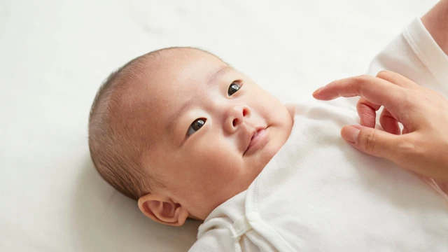 Bé bú nằm có gây viêm tai giữa không?