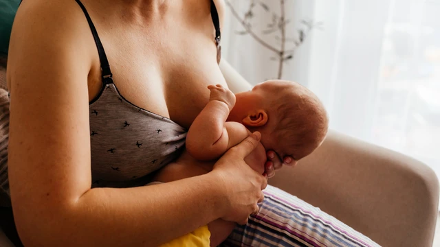 Bé đòi bú liên tục không chịu ngủ: Nguyên nhân và cách xử trí cha mẹ cần biết