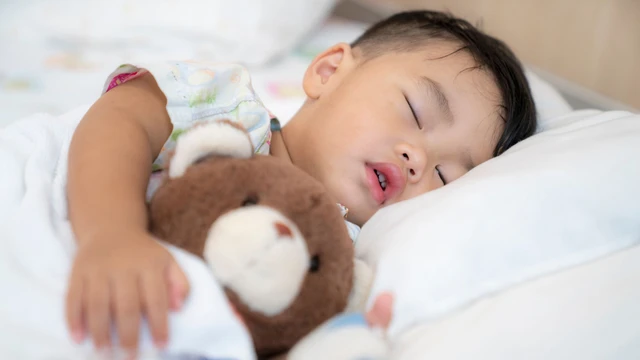 Bé ngủ hay giật mình là thiếu chất gì? Cách bổ sung an toàn giúp bé ngủ ngon